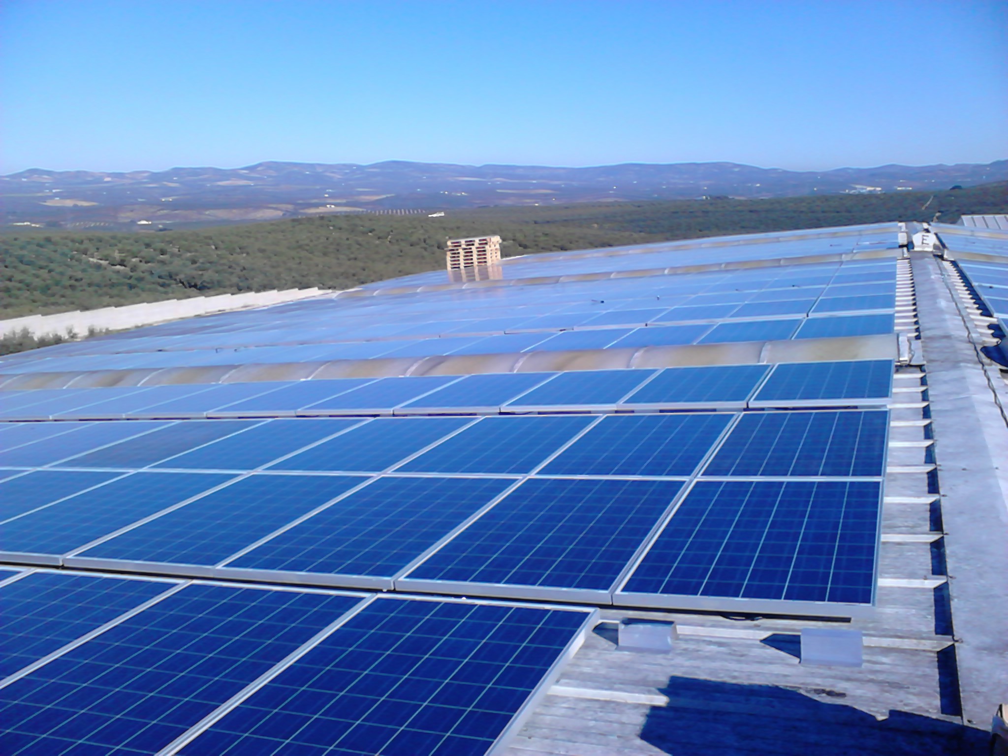 Placas fotovoltaicas en tejado nave industrial